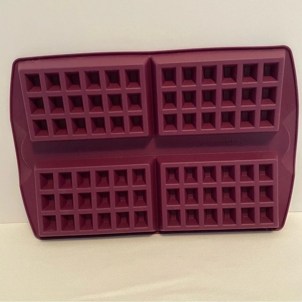 Tupperware Silicone Waffle Form Pan